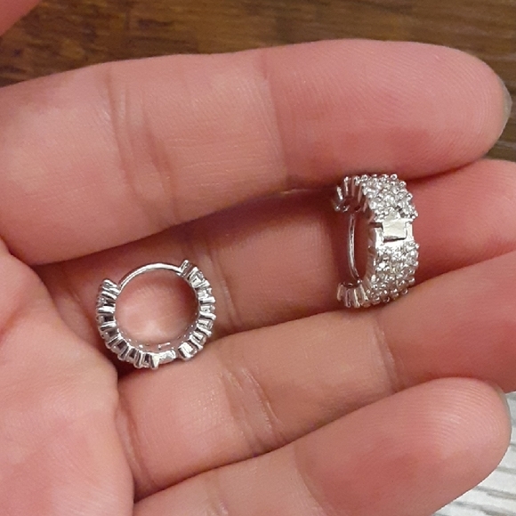 Jewelry - Super shiny and cute earrings